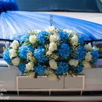 синие герберы и белые розы на решетку радиатора машины